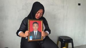 Wirnawani-menunjukkan-foto-almarhum-Pratama-Wijaya-Kusuma.jpg