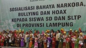 iriana-jokowi-bagi-laptop-ke-pelajar.jpg