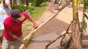 jalan-rusak-di-Kalirejo-Lampung-Tengah.jpg