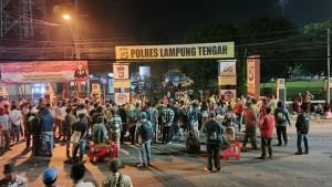masyarakat-tiga-kampung-di-anak-tuha-bertahan-di-depan-Polres-Lamteng.jpg
