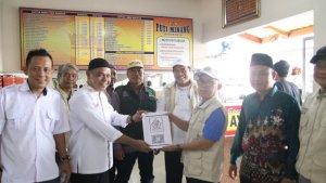 menyerahkan-langsung-sertifikat-halal-untuk-Rumah-Makan-Puti-56.jpg