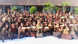 nunik-serahkan-penghargaan-untuk-guru-kepsek-dan-tenaga-sekolah-yang-berprestasi-tahun-2019-3.jpg