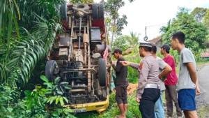 truk-rem-blong-di-jalinbar-tanggamus.jpg