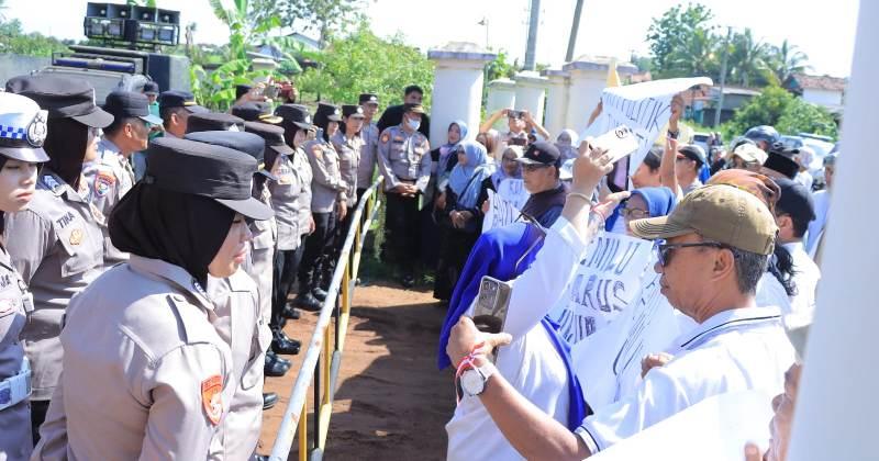 100-Personel-Polres-Lampung-Utara-Amankan-Aksi-Damai-di-Kantor-Bawaslu-dan-KPU.jpg