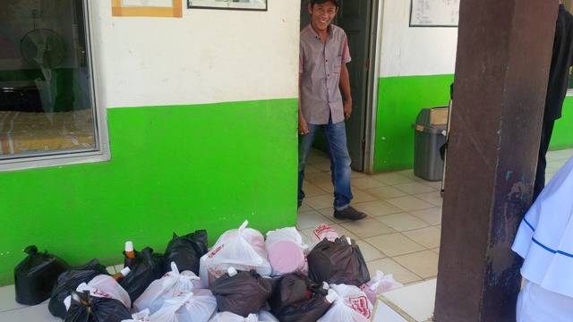 100-bungkus-sembako-bupati_20160623_144447.jpg