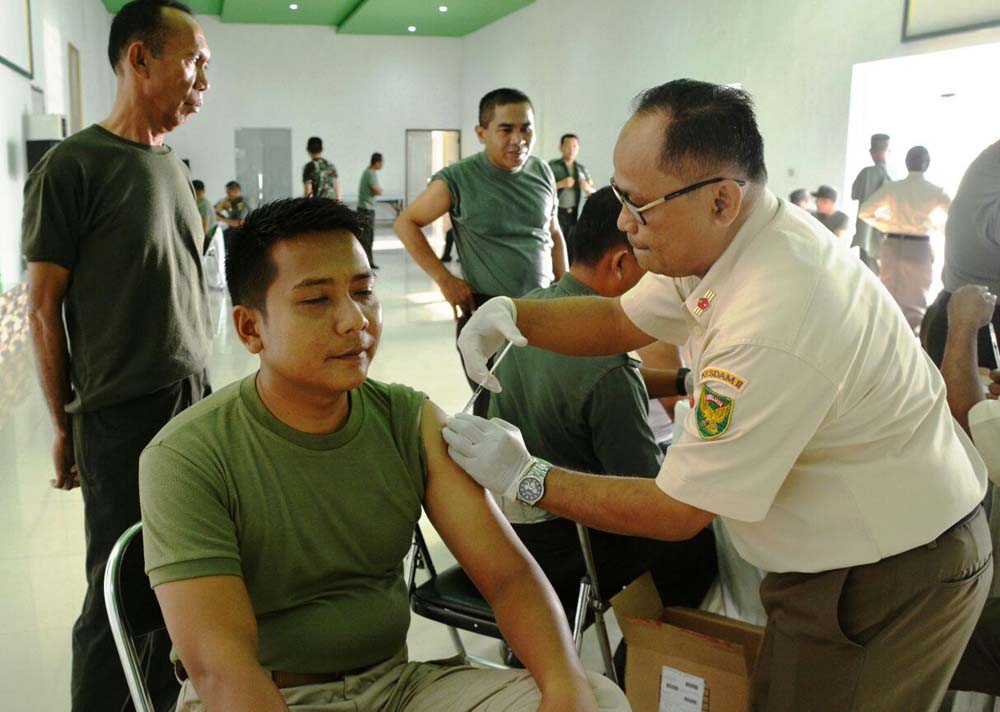 100-prajurit-pns-korem-043gatam-disuntik-vaksin-hepatitis-b_20180419_115537.jpg