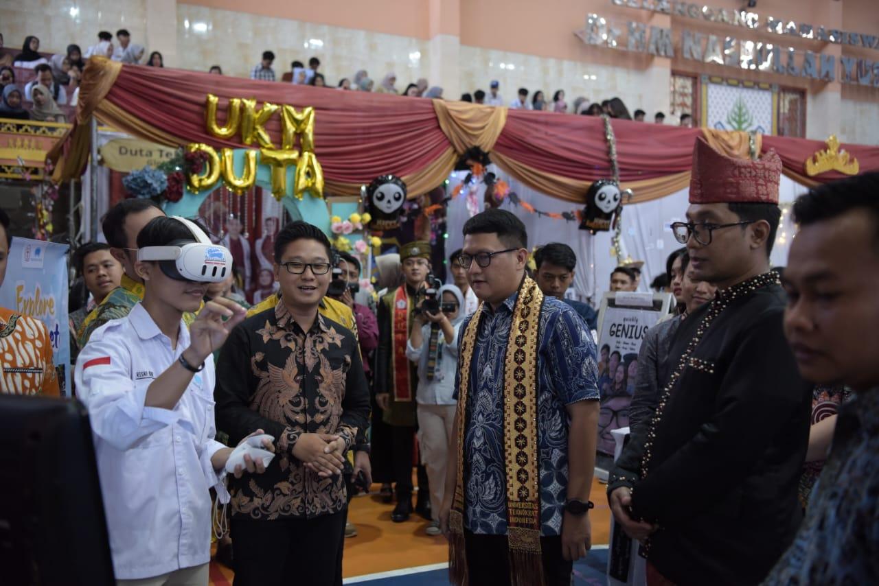 Ketua DPRD Lampung Apresiasi ORMAWA EXPO 2024: Teknokrat Cetak Mahasiswa Kreatif dan Mandiri - 1345Ketua-DPRD-Provinsi-Lampung-Ahmad-Giri-Akbar-hadiri-Expo.jpg