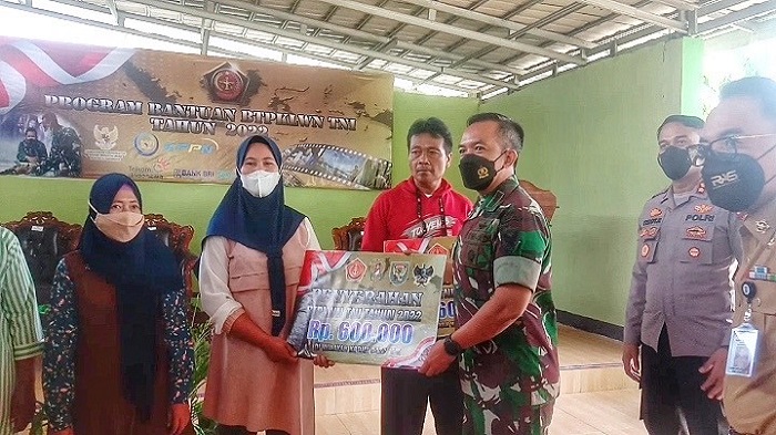 15-ribu-pedagang-dan-nelayan-di-way-kanan-terima-bantuan-uang-rp-600-ribu.jpg