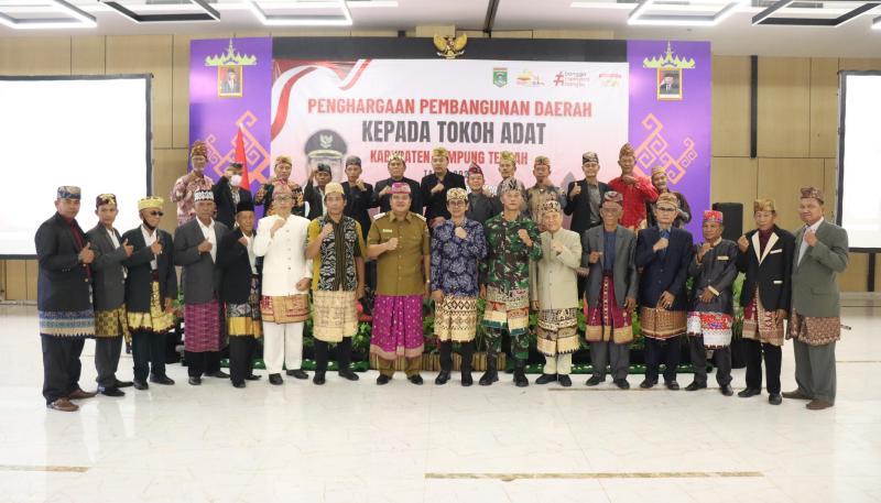 150-tokoh-ada-lampung-tengah-terima-penghargaan.jpg