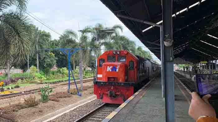 19-Pemudik-Tertinggal-Kereta-di-KAI-Divre-IV-Tanjungkarang.jpg