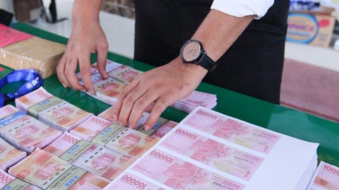 2-pelaku-pengedar-uang-palsu-di-bandar-lampung-diamankan-polisi-di-depan-rumah-makan.jpg