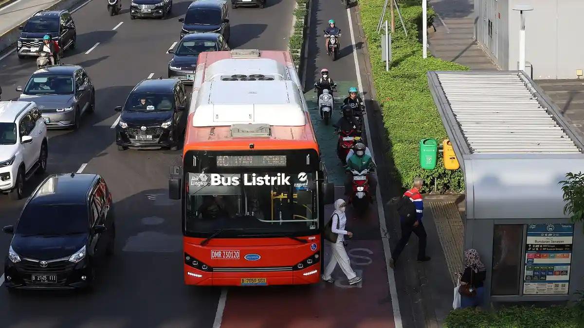 2-pria-ketahuan-berbuat-asusila-di-Transjakarta-berawal-dari-cairan-mencurigakan.jpg