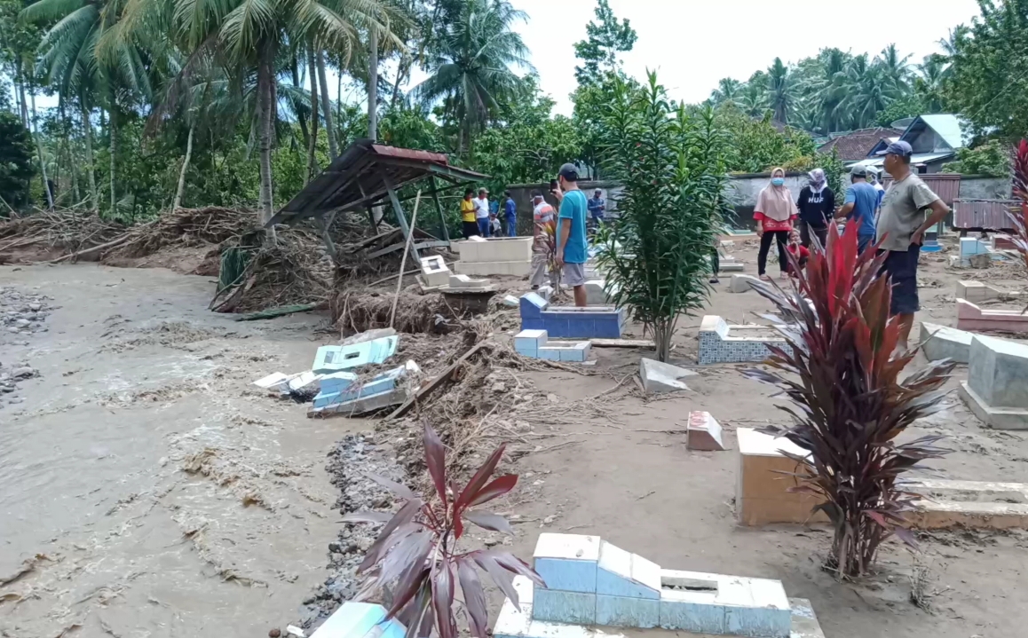 20-makam-hilang-tersapu-banjir-semaka-banyak-jenazah-hanyut-terbawa-air.jpg