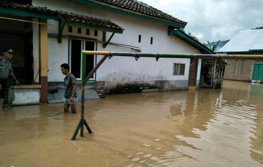 Tanggul Sungai Way Semong Jebol, 200 Rumah Warga Banding Terendam