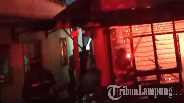 35 Personel dan 7 Unit Mobil Damkar Diturunkan Atasi Kebakaran di Bandar Lampung