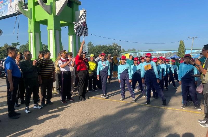 42-regu-putra-putra-ikuti-gerak-jalan-Peringati-HUT-ke-77-RI-di-Lampung-Utara.jpg