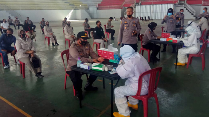 640-personel-polres-lampung-selatan-ikut-rapid-test-massal-di-gor-way-handak-kalianda.jpg