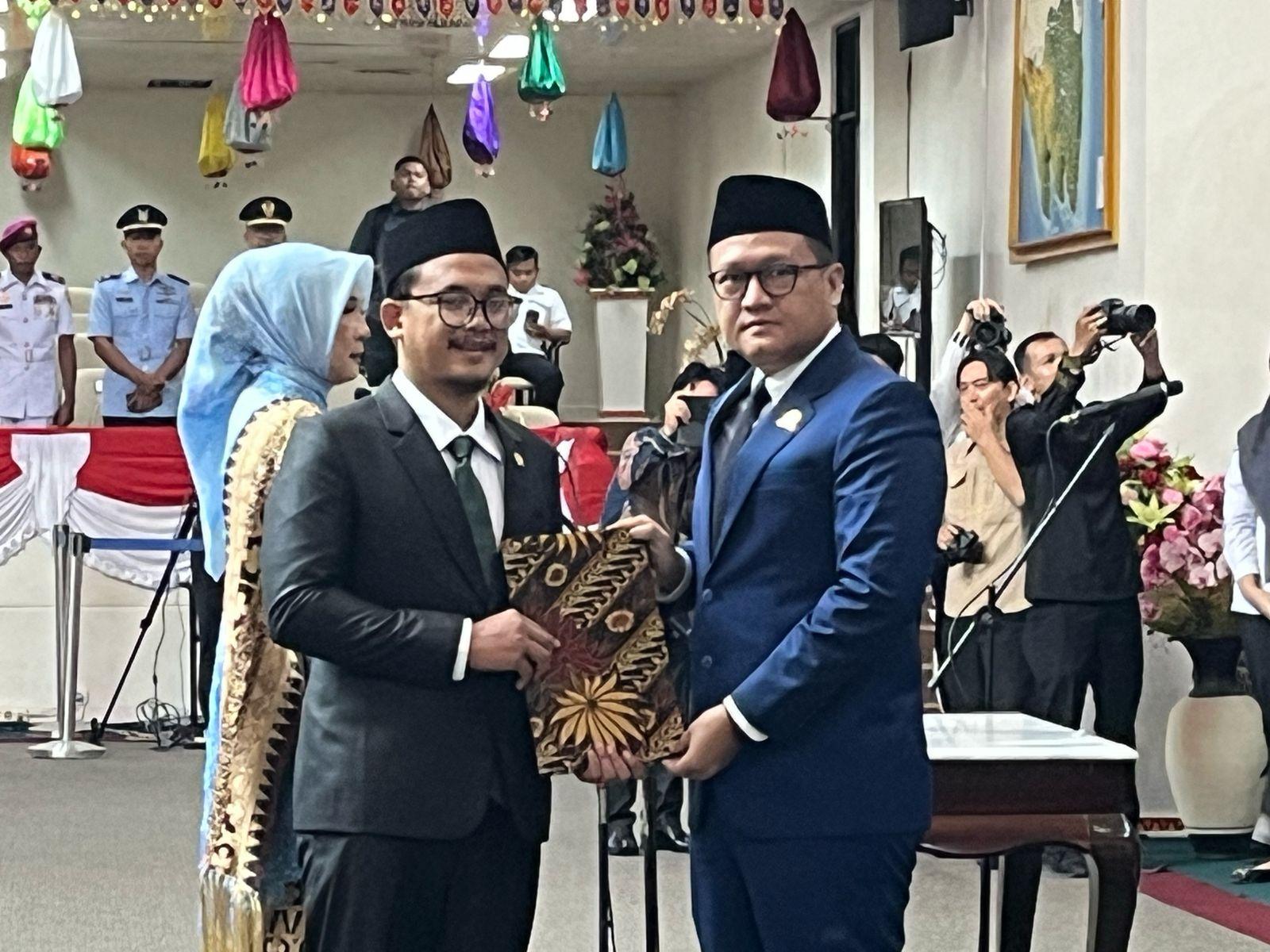 ANGGOTA-BARU-Ketua-DPRD-Lampung-Giri-Akbar-saat-menyerahka.jpg