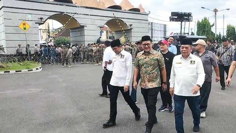 Ahmad-Giri-Akbar-tengah-bersama-anggota-DPRD-Budiman-AS-dan-Ade-Utami-Ibnu.jpg