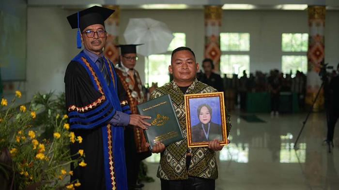 Adiknya Meninggal, Kakak Gantikan Wisuda Menangis Sambil Pegang Foto Viral