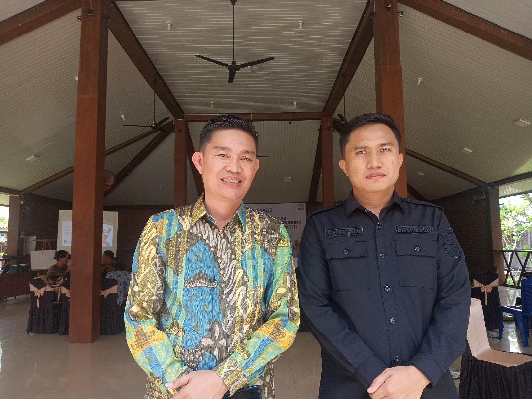 Anggota-Bawaslu-Lampung-Gistiawan-dan-anggota-Bawaslu-Pesisir-Barat-J-Wilyan-Gulta.jpg