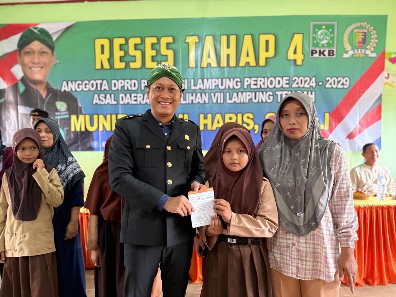 Anggota DPRD Lampung Munir Abdul Haris Serahkan Ratusan PIP Aspirasi