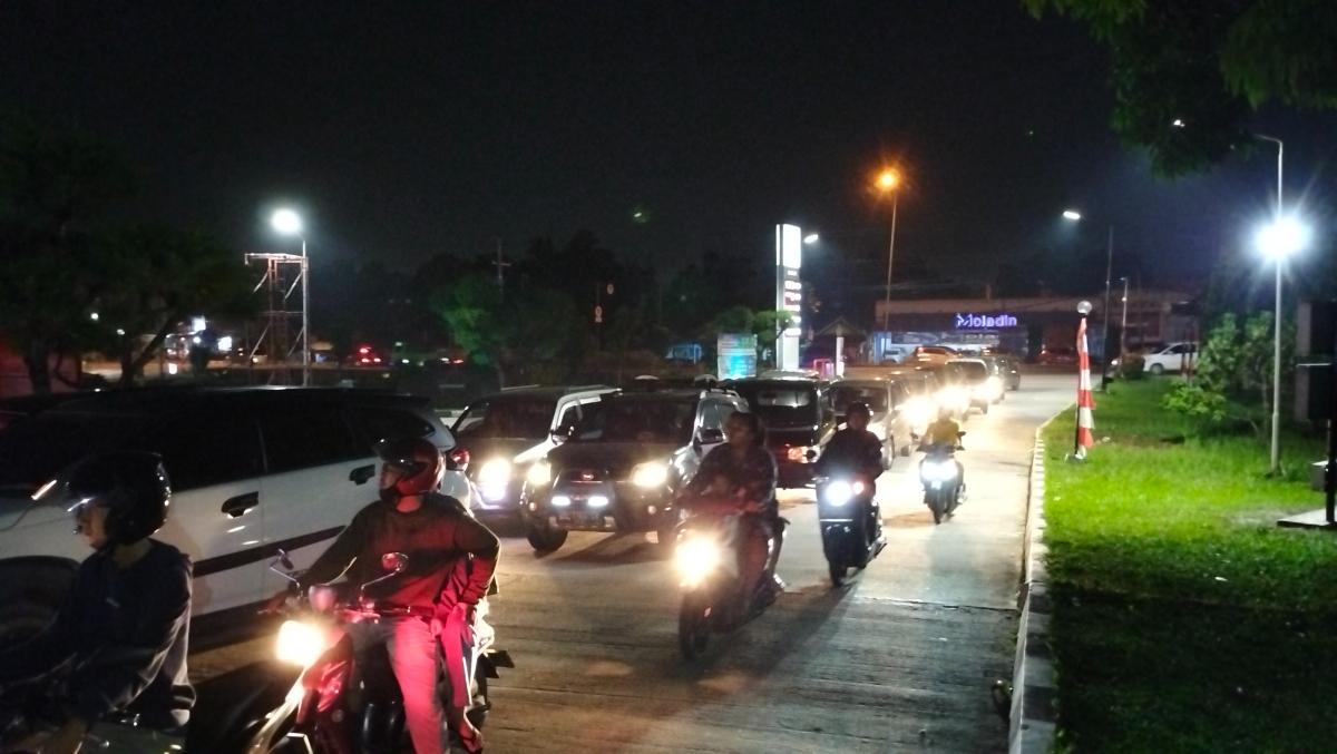 Antrean Panjang Kendaraan di SPBU Bandar Lampung Jelang Kenaikan Harga BBM