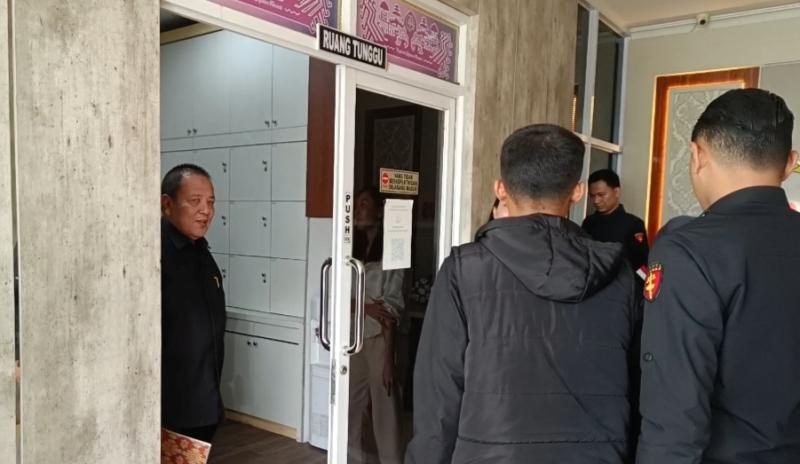 Tampil Serba Hitam, Arinal Djunaidi Akhirnya Datang Penuhi Panggilan Kejati Lampung