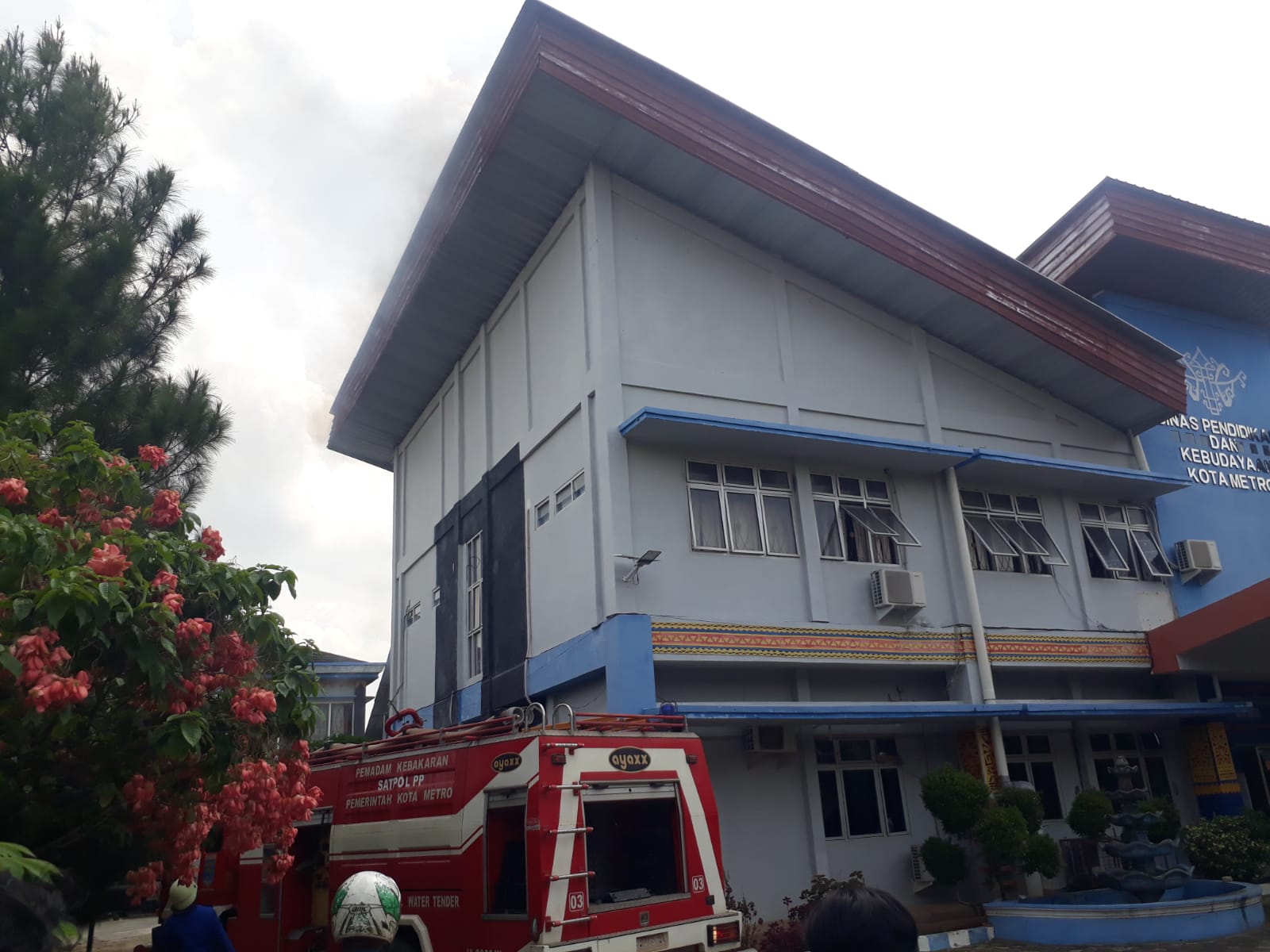 BREAKING NEWS Aula Kantor Disdikbud Metro Dilalap Api