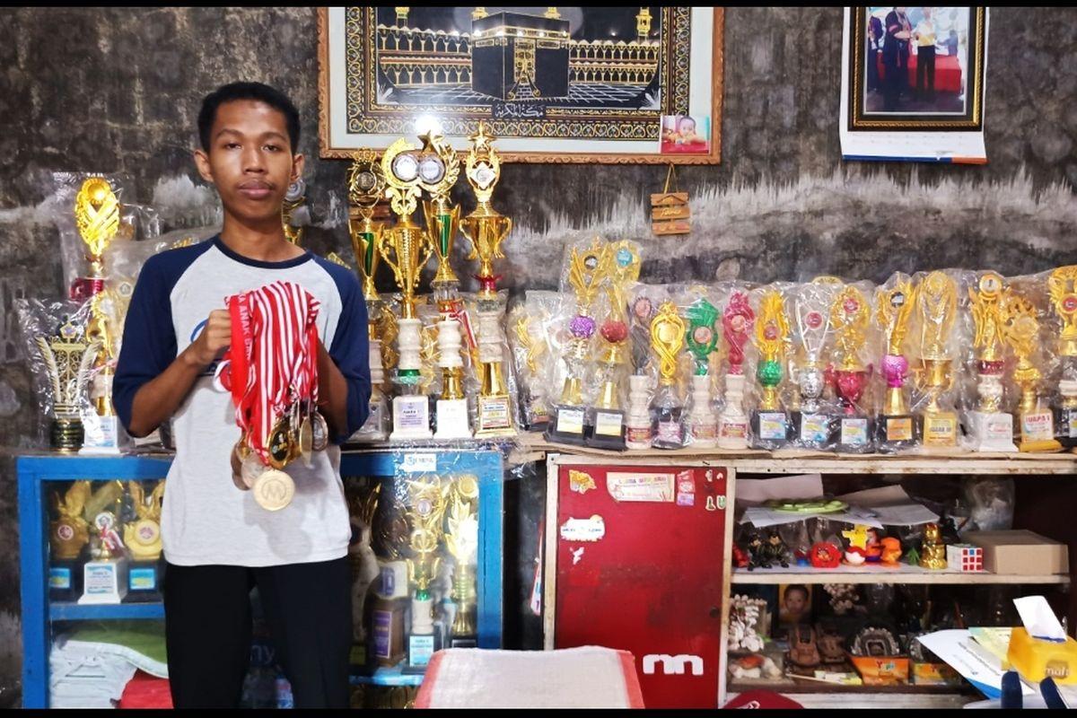 Kisah Anak Pedagang Es Keliling Lolos Masuk ITB, Avan Koleksi Ratusan Piala dan Trofi