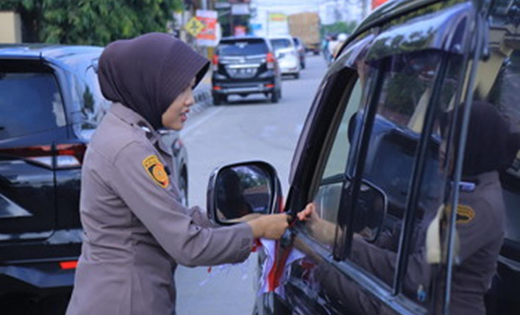 Semangat Nasionalisme, Polda Lampung Bagikan Ribuan Bendera Merah Putih Jelang HUT RI