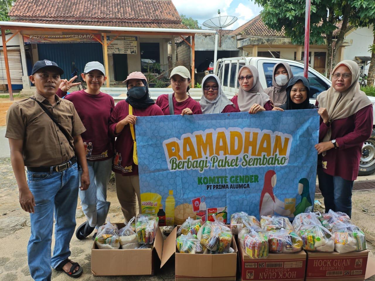 Organisasi Komite Gender PT Prima Alumga Berbagi Paket Sembako ke Warga