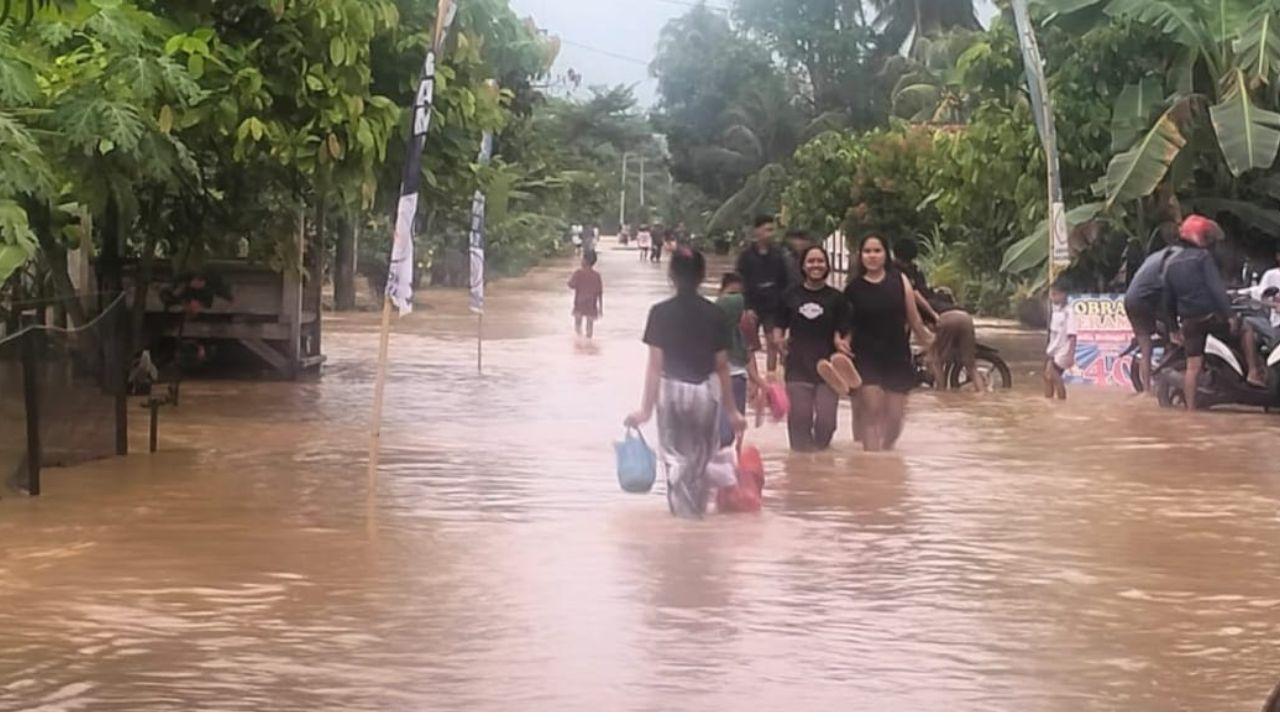 BANJIR-Enam-pekon-di-wilayah-dilanda-banjir-sejak-dini-hari.jpg