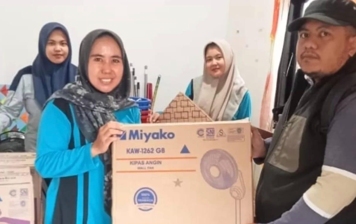 PalmCo Dukung Pemerataan Pendidikan melalui Bantuan Perlengkapan Belajar di Jambi 