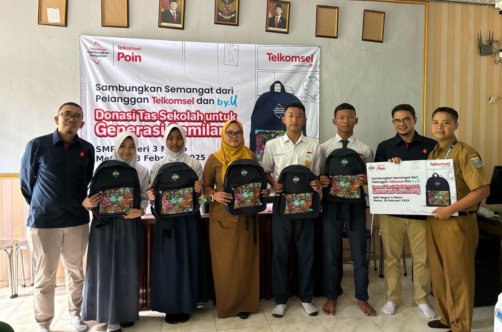 Telkomsel Salurkan Bantuan Tas Sekolah Hasil Penukaran 1 Juta Telkomsel Poin dan uCoin by.U