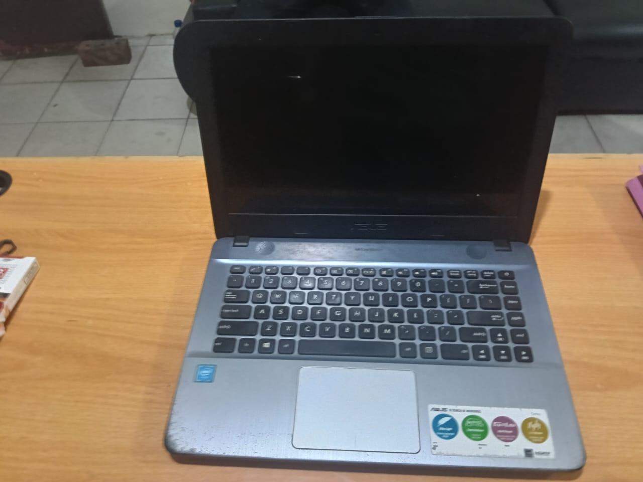 BARANG-BUKTI-Barang-bukti-satu-unit-laptop-Asus-warna-silver.jpg