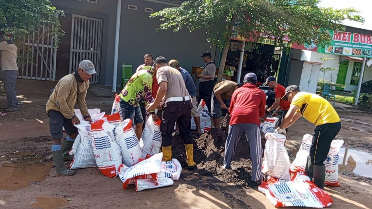 BENAHI-JALAN-RUSAK-Polsek-Dente-Teladas1.jpg