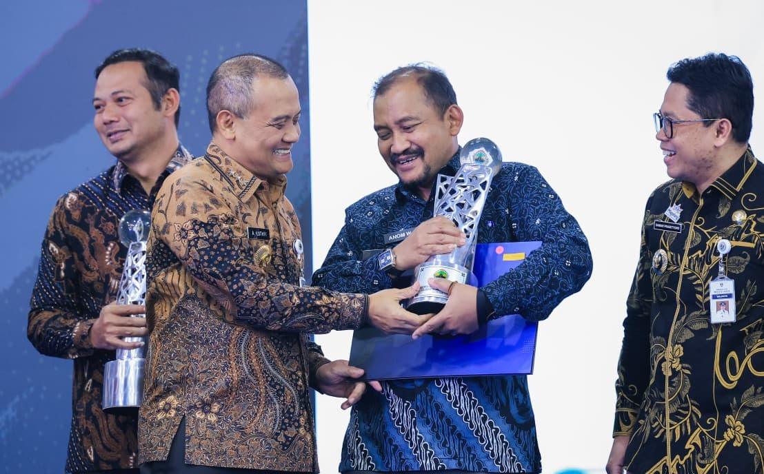 BERI-PENGHARGAAN-Pasangan-Ahmad-56.jpg