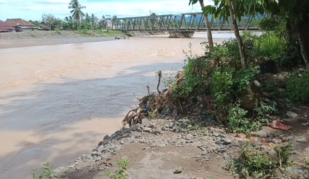 BPBD Tanggamus Lampung Turunkan 2 Ekskavator Atasi Tanggul Sungai Way Semong Jebol