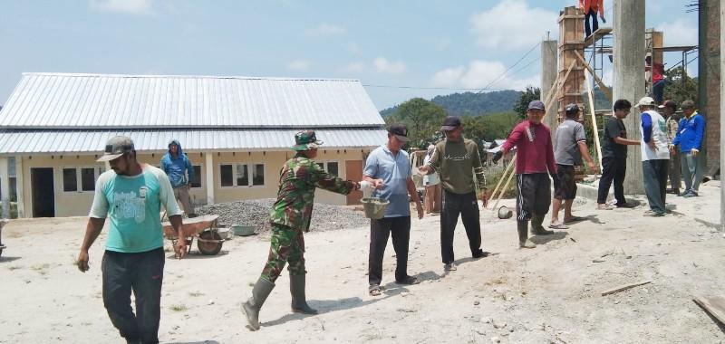 Babinsa Koramil 422-04/Balik Bukit Bantu Masyarakat Lampung Barat Bangun Masjid