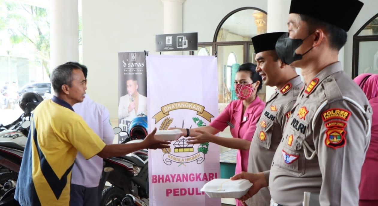 Jumat Berkah, Kapolres Pesawaran Polda Lampung Bagikan Makan Siang