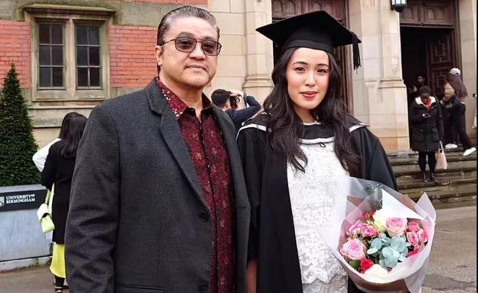 Bangganya Dede Yusuf Lihat Putri Sulungnya Jadi Lulusan Terbaik di University of Birmingham