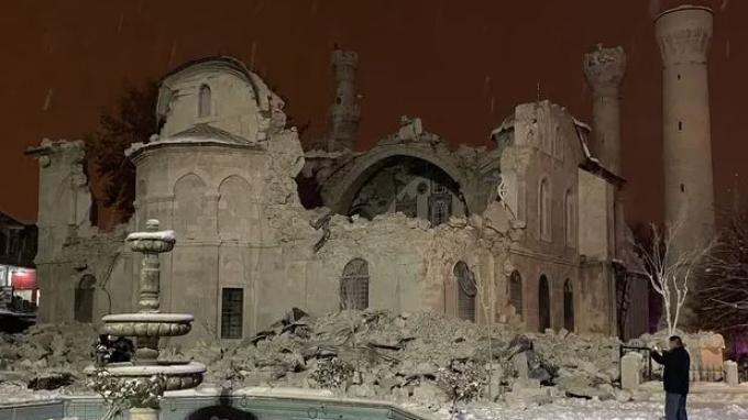 Bangunan-masjid-tua-usia-35-abad-runtuh-diguncang-gempa-Turki.jpg