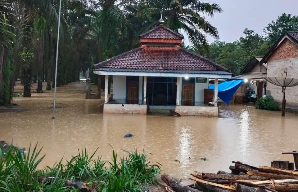 Banjir di Lampung, Warga yang Sakit dan Lansia Dapat Prioritas Dievakuasi Tim Reaksi Cepat
