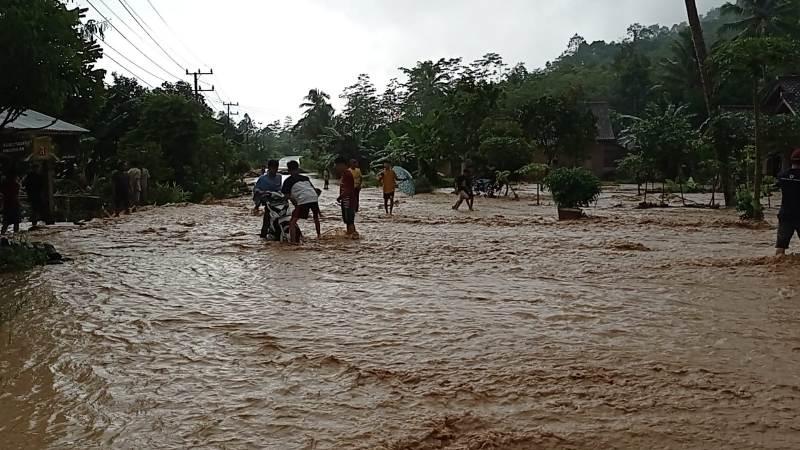 Banjir-di-Tanggamus-Lampung-berimbas-pada-1301-rumah-warga.jpg