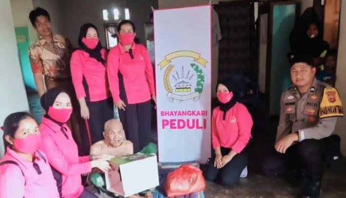 Jajaran Polres Lampung Tengah Polda Lampung Salurkan Bansos Masyarakat Lansia Prasejahtera