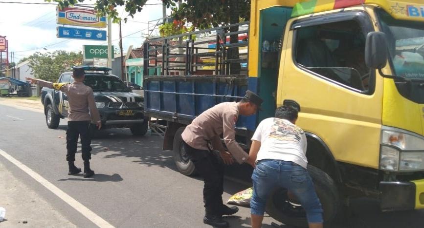 Menjelang Ramadhan, Petugas Polres Tuba Polda Lampung Melakukan Aksi Sosial, Bantu Sopir Pecah Ban