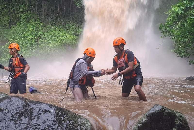 Basarnas-berhasil-evakuasi-4-pengunjung-yang-terjebak-luapan-air-air-terjun-Way-Lalaan.jpg
