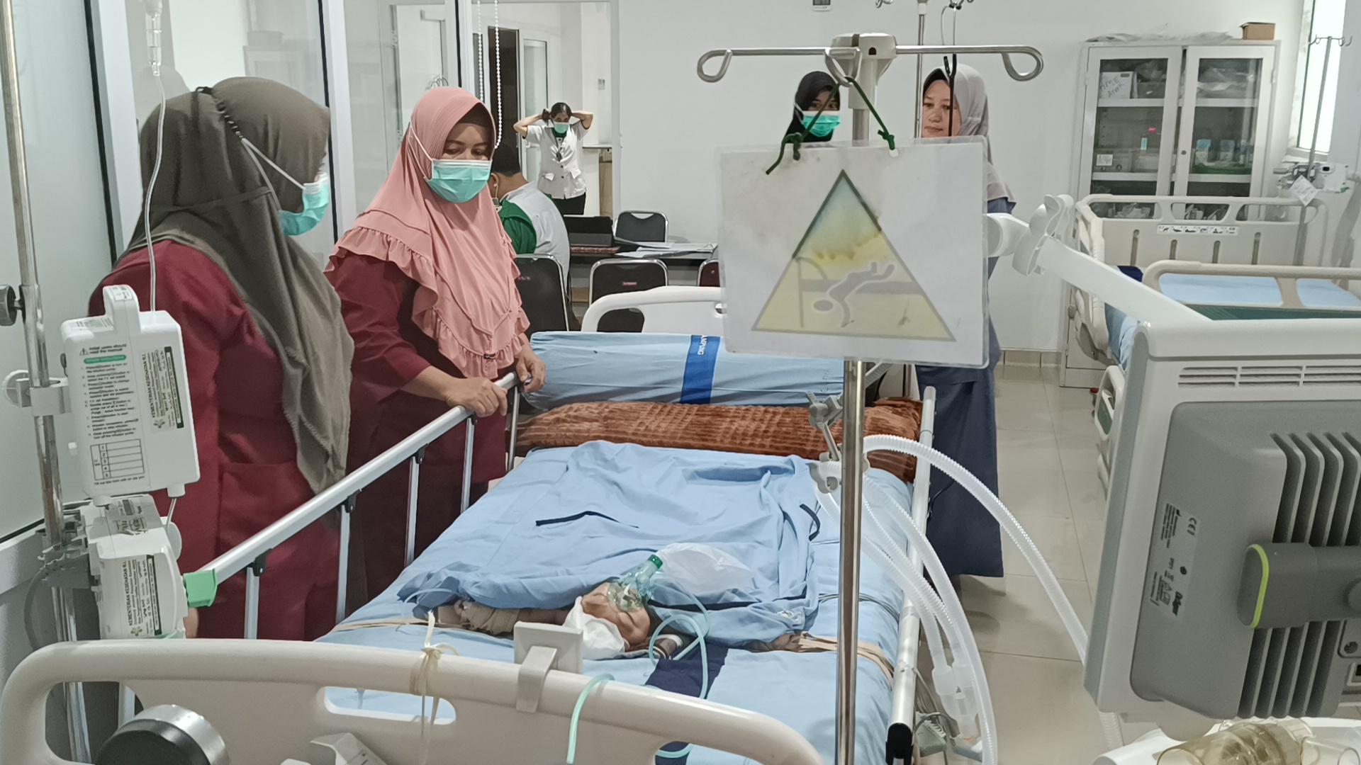 Bayi-EA-berusia-lima-bulan-saat-dirawat-di-ruang-PICU-RSUDAM.jpg