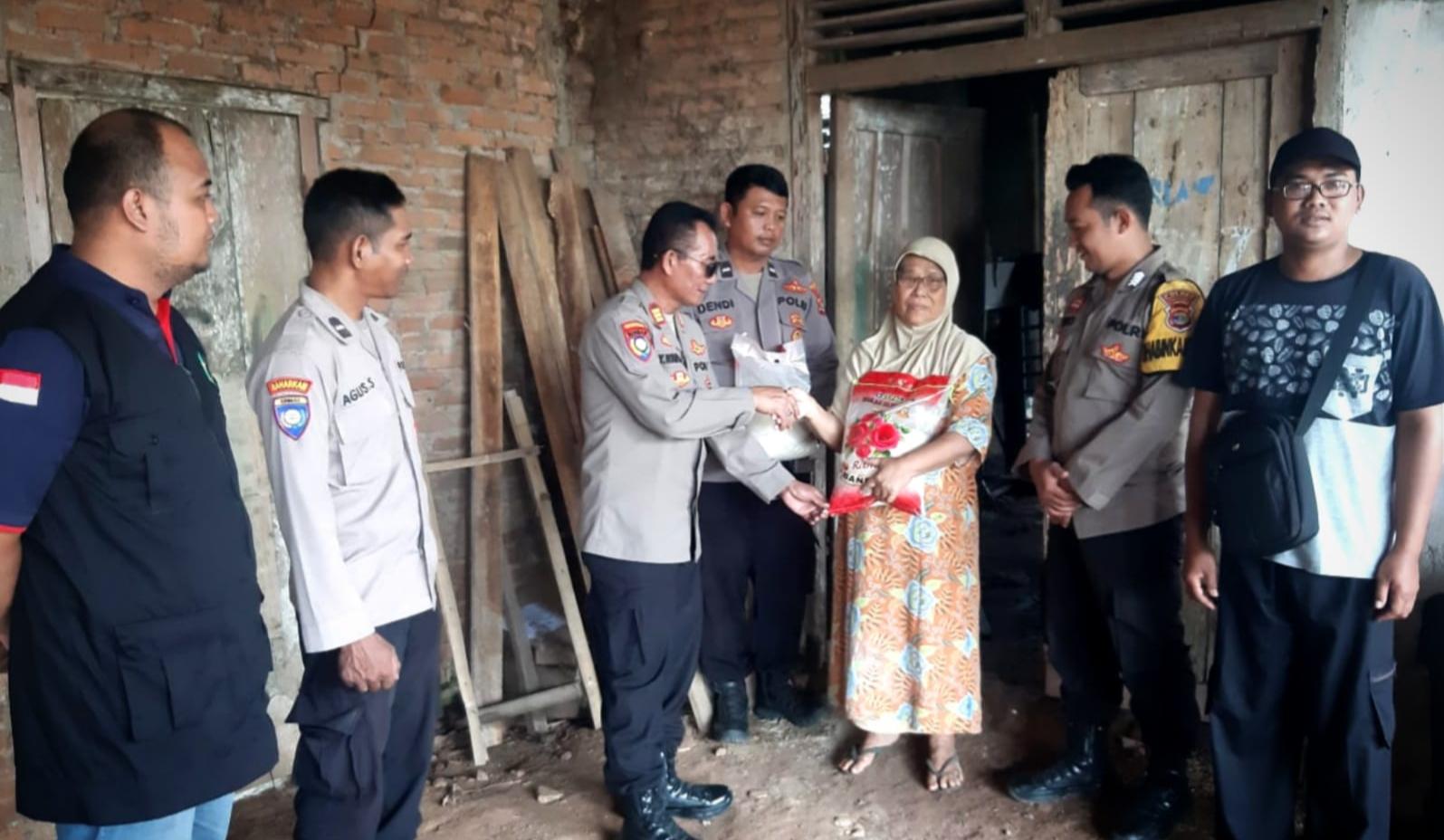 Warga Gayau Sakti Terima Paket Beras dari Jajaran Polda Lampung